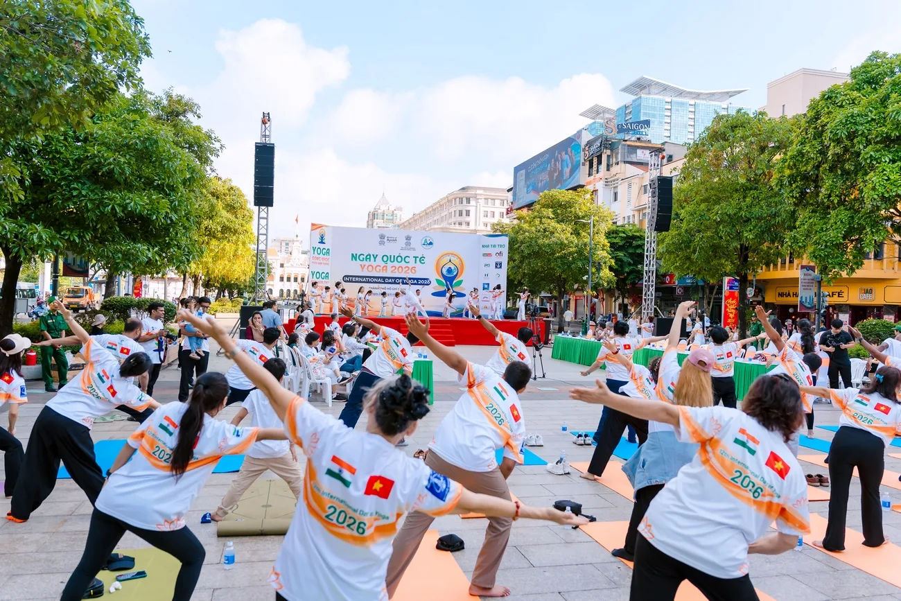 Người tham dự theo dõi hướng dẫn trong chương trình Ngày Quốc tế Yoga 2026. Người tham dự theo dõi hướng dẫn Yoga trong Ngày Quốc tế Yoga 2026 tại phố đi bộ Nguyễn Huệ.
