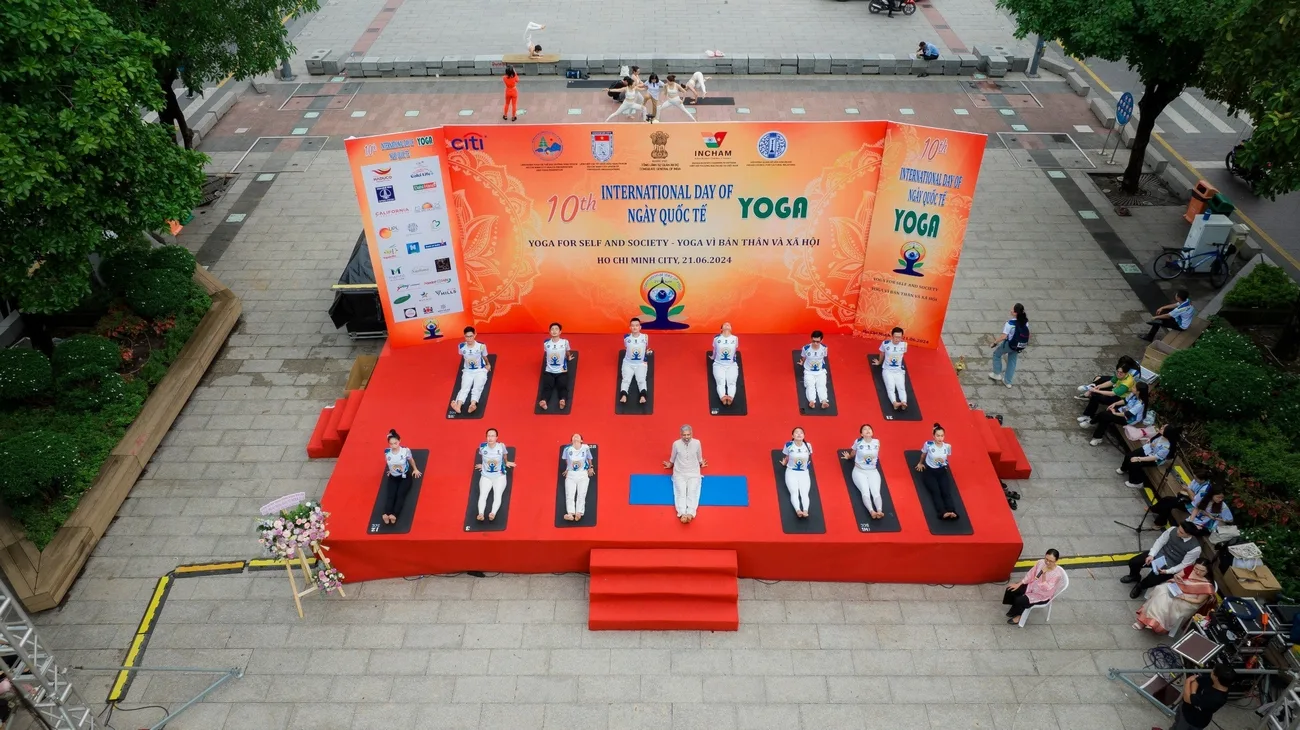 Ngày Quốc tế Yoga 2024 tại Nguyễn Huệ tiếp tục lan tỏa tinh thần sống khỏe và giao lưu văn hóa. Yoga 2024 tại phố đi bộ Nguyễn Huệ tiếp nối hành trình Sài Gòn Light Event đồng hành cùng sự kiện Yoga tại TP.HCM.