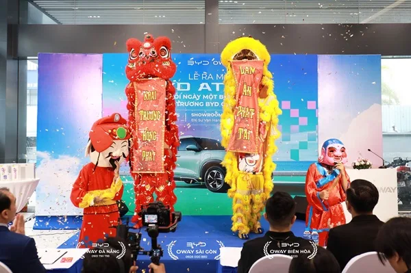 Tiết mục múa lân khai trương sôi động tại lễ ra mắt BYD ATTO 2 ở TP.HCM.