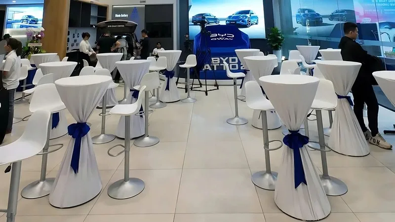 Bàn cocktail được bố trí đồng bộ tại lễ ra mắt BYD ATTO 2 trong showroom Oway.