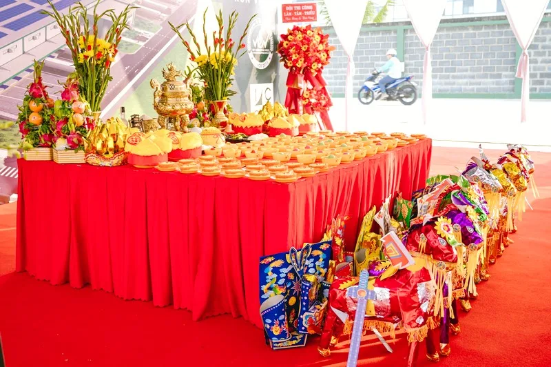 Bàn lễ cúng được chuẩn bị đầy đủ cho nghi thức khánh thành công trình và nhà máy.
