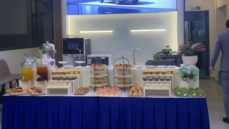 Bàn tiệc teabreak phục vụ khách mời tại lễ ra mắt BYD ATTO 2 ở showroom Oway.