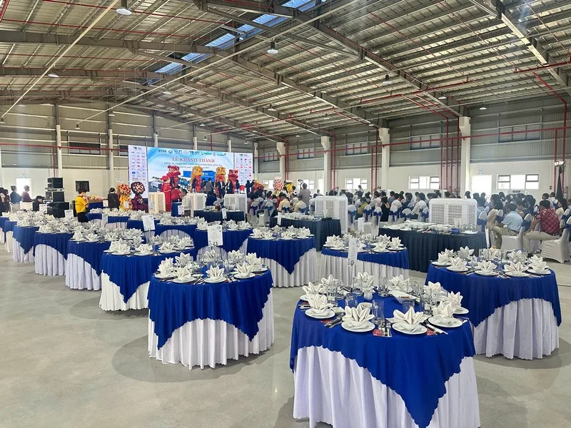 Bàn tiệc tại Lễ khánh thành Nhà máy Thành Phương được bố trí đầy đủ và chỉn chu.