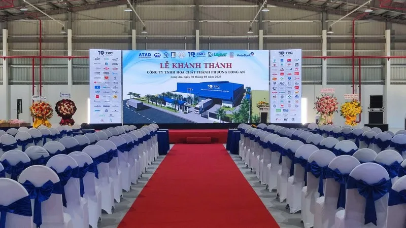 Ghế khách mời bố trí ngay ngắn hướng về sân khấu Lễ khánh thành Nhà máy Thành Phương.