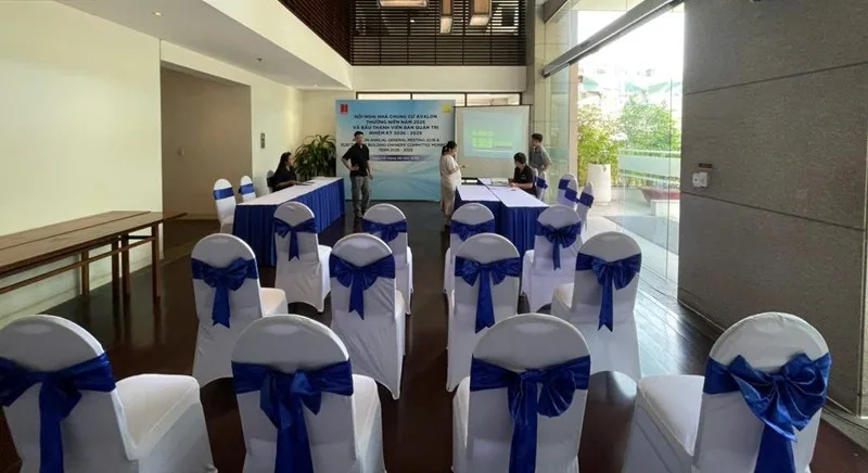 Không gian hội nghị Avalon bố trí bàn ghế, màn chiếu và khu vực chủ tọa khoa học.