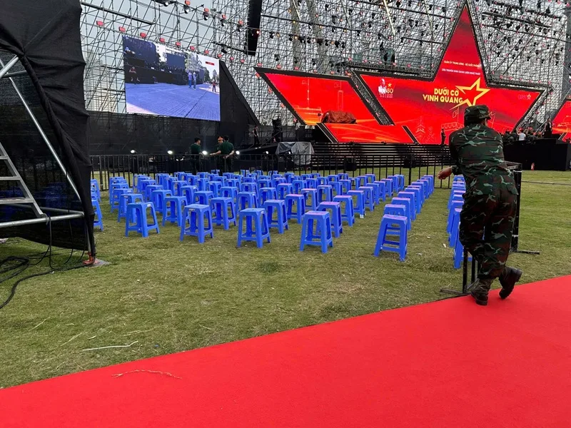 Dịch vụ cho thuê thảm đỏ và ghế sự kiện phục vụ không gian đón khách ngoài trời.