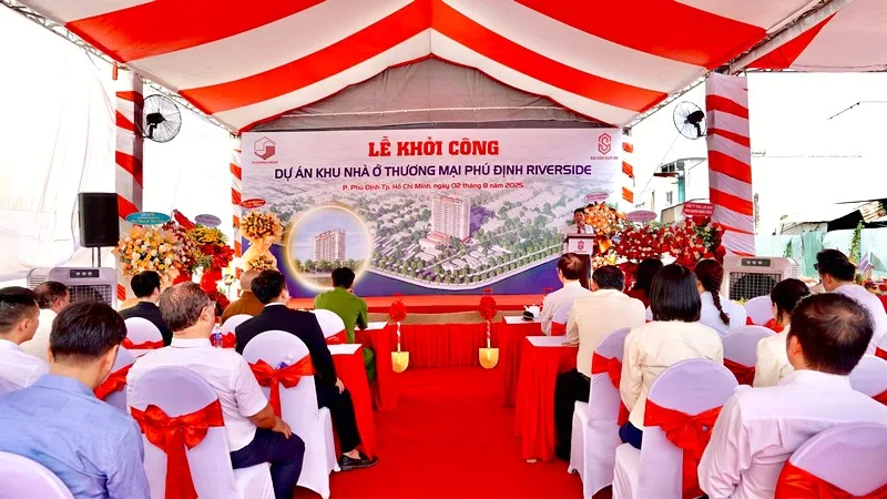Chương trình lễ khởi công dự án doanh nghiệp với sân khấu và khu vực khách mời được bố trí đồng bộ.