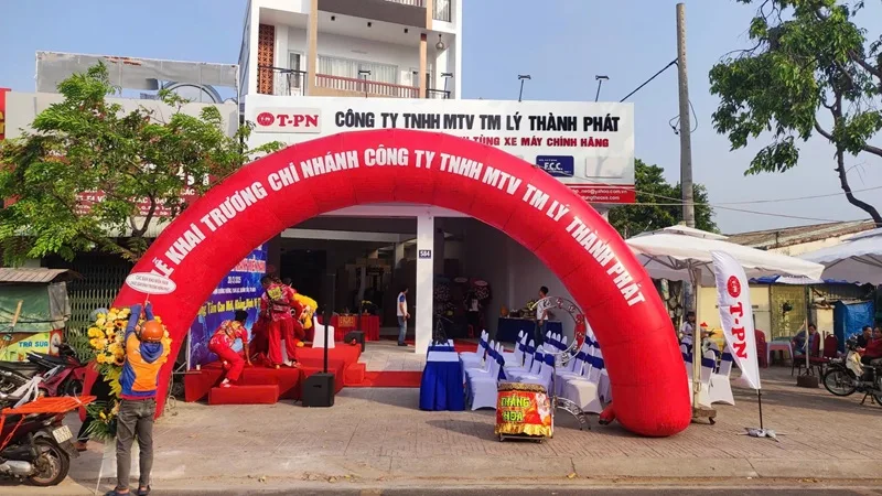 Cổng chào lễ khai trương chi nhánh doanh nghiệp được thiết kế nổi bật theo nhận diện thương hiệu.