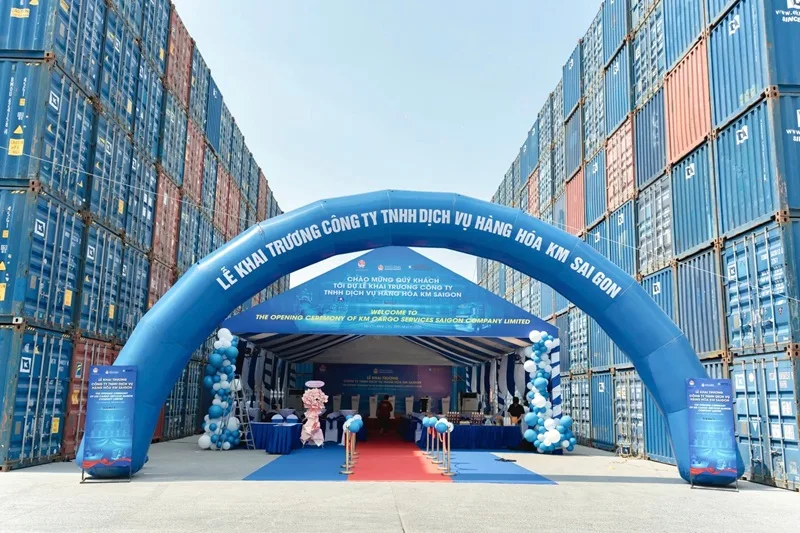 Cổng chào và khu vực đón khách tại lễ khai trương kho xưởng, nhà máy do Sài Gòn Light Event triển khai.
