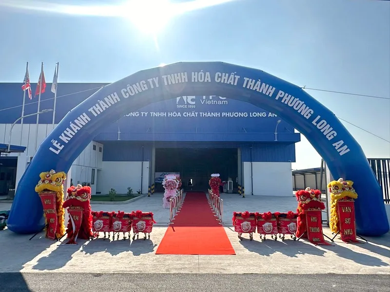 Cổng chào lễ khánh thành nhà máy tạo điểm nhận diện nổi bật tại khu vực lối vào.