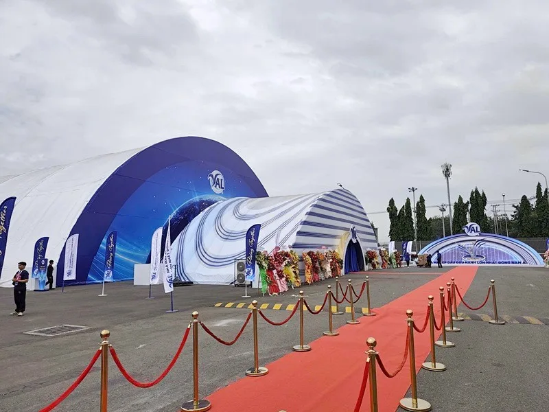 Cổng chào và nhà bạt sự kiện ngoài trời do Sài Gòn Light Event cung cấp và lắp đặt.