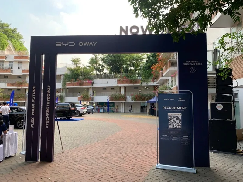 Cổng đón khách BYD Oway tại Tech Fest & Job Fair 2026 được thiết kế hiện đại.