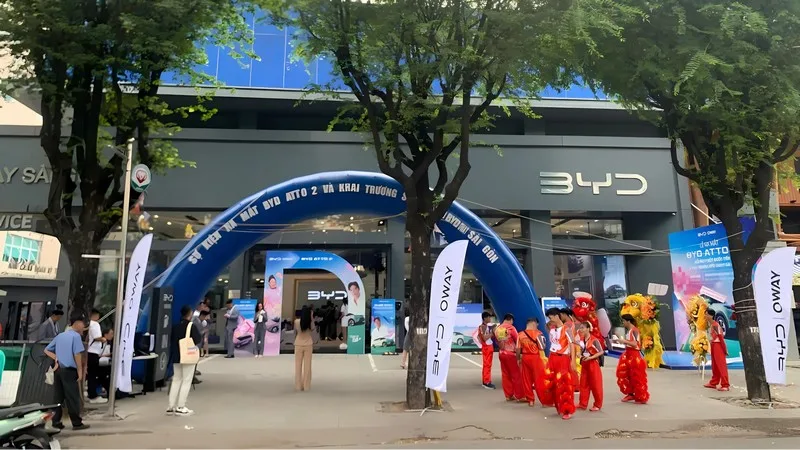Cổng hơi đón khách nổi bật tại lễ khai trương showroom BYD Oway Sài Gòn ở TP.HCM.