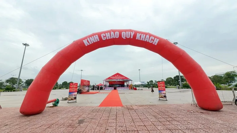 Cổng hơi đón khách tại lễ khởi công giúp tăng nhận diện khu vực tổ chức.