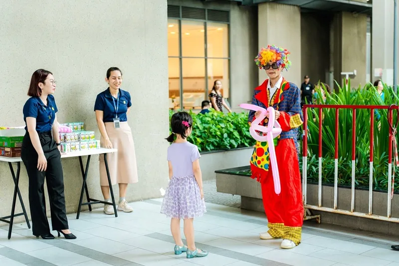 Chú hề tạo hình bong bóng phục vụ chương trình thiếu nhi do Sài Gòn Light Event cung cấp.
