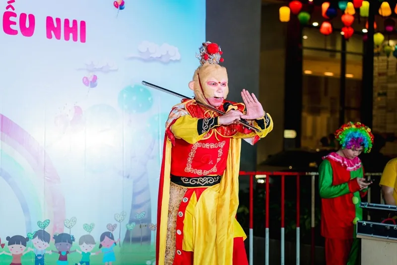 Nhân sự hóa thân nhân vật biểu diễn tại sự kiện do Sài Gòn Light Event cung cấp và điều phối.
