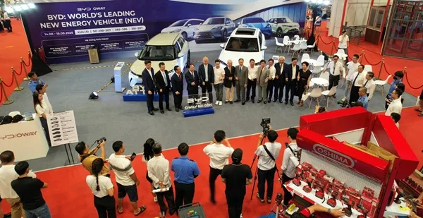 Khách mời chụp ảnh tại gian hàng BYD Oway trong khuôn khổ triển lãm Vietbuild 2025 TP.HCM.