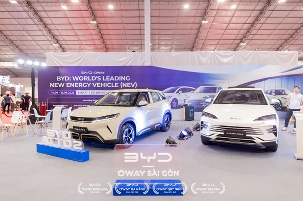 ian hàng BYD Oway trưng bày xe điện tại triển lãm Vietbuild 2025 ở Sky Expo TP.HCM.