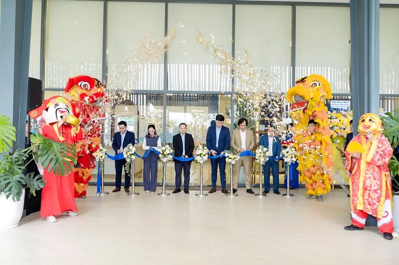 Đại biểu thực hiện nghi thức cắt băng tại lễ khánh thành nhà máy.