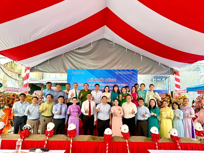 Đại biểu chụp ảnh lưu niệm tại lễ khởi công sau khi hoàn thành nghi thức.