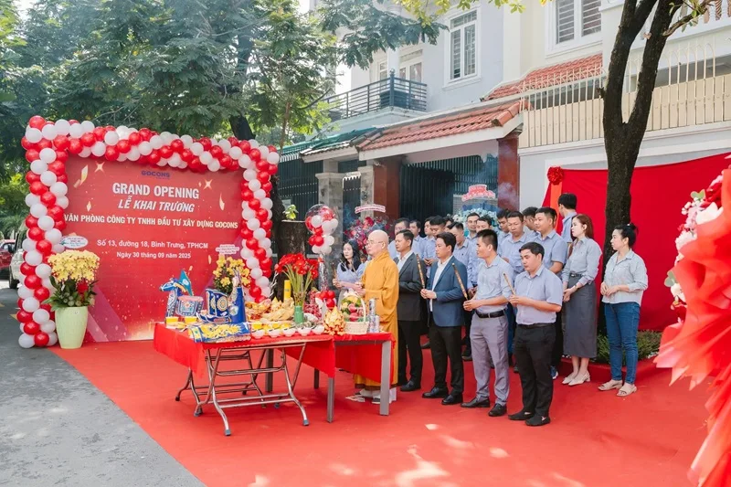 Đại biểu thực hiện nghi thức khai trương trước sự chứng kiến của khách mời và đối tác doanh nghiệp.