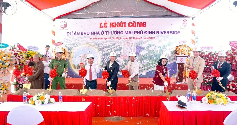 Đại biểu thực hiện nghi thức tại lễ khởi công dự án doanh nghiệp.
