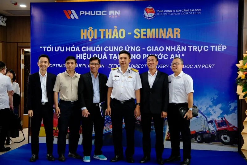 Đại diện doanh nghiệp chụp hình lưu niệm tại Hội thảo giao nhận trực tiếp Cảng Phước An.