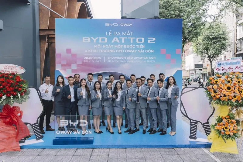 Đội ngũ BYD Oway Sài Gòn chụp ảnh tại backdrop lễ ra mắt mẫu BYD ATTO 2.