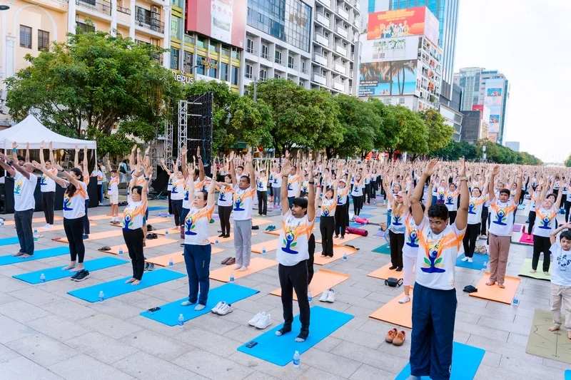 Đồng diễn Yoga 2026 tại phố đi bộ Nguyễn Huệ với hơn 2.000 người tham gia trong sự kiện do Sài Gòn Light Event vận hành.