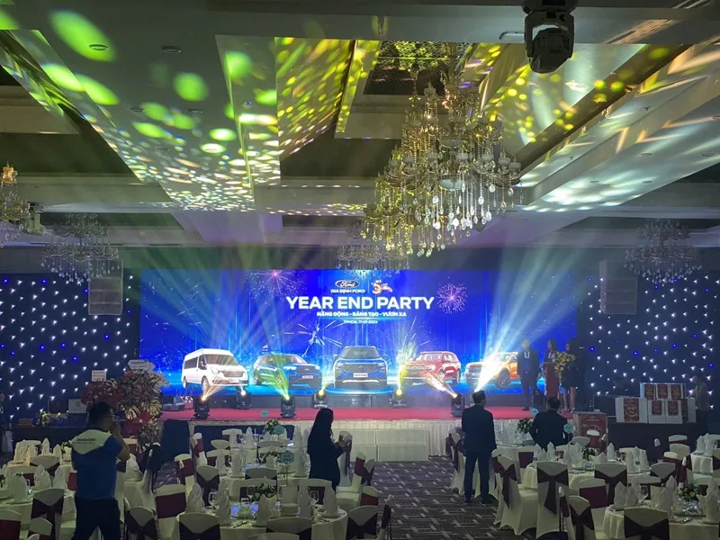 Không gian gala dinner doanh nghiệp với sân khấu, âm thanh và ánh sáng được triển khai đồng bộ.