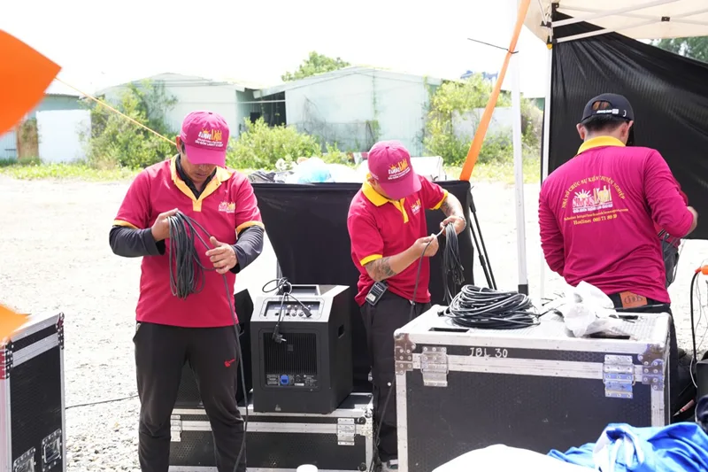 Hậu trường chuẩn bị thiết bị sự kiện trước lễ khởi công Gemalink do Sài Gòn Light Event triển khai.