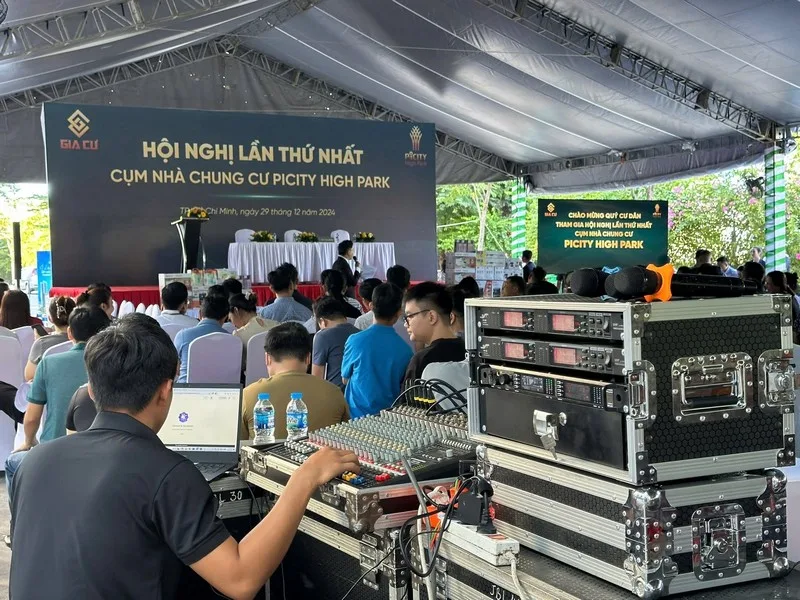 Kỹ thuật viên vận hành hệ thống âm thanh tại hội nghị chung cư Picity High Park.