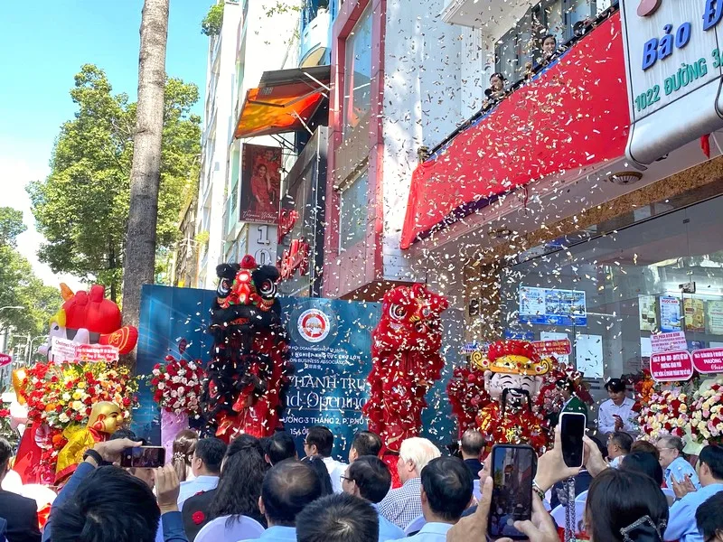 Hiệu ứng kim tuyến tạo điểm nhấn cho khoảnh khắc công bố và chúc mừng tại lễ khánh thành.