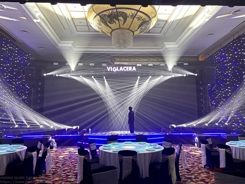 Hệ thống ánh sáng sân khấu tại gala dinner VIGSA 2026 được triển khai đồng bộ.