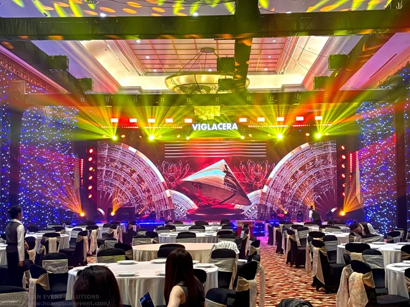 Không gian gala dinner với hệ thống âm thanh, ánh sáng và sân khấu chuyên nghiệp.