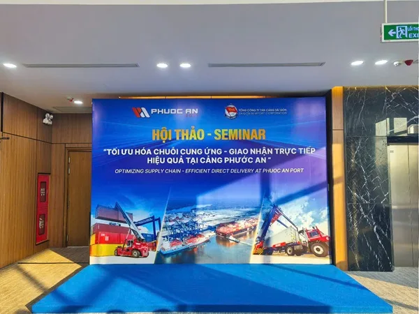 Backdrop sân khấu Hội thảo giao nhận trực tiếp tại Cảng Phước An được thiết kế đồng bộ.
