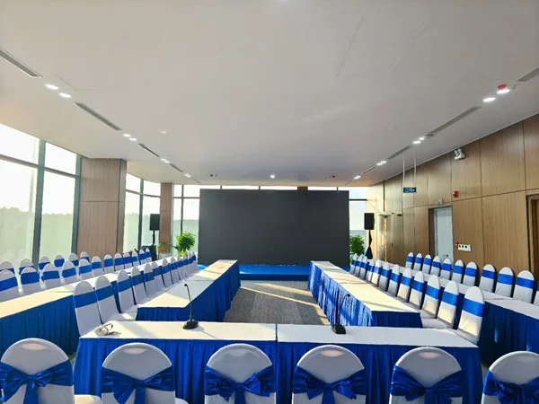 Không gian bàn ghế được bố trí chỉn chu cho Hội thảo Seminar tại Cảng Phước An.