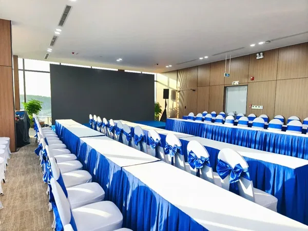 Bàn ghế hội nghị được bố trí đồng bộ cho Hội thảo Seminar tại Cảng Phước An.