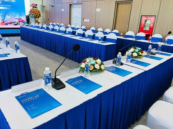 Không gian bàn ghế, micro và tài liệu được chuẩn bị cho Hội thảo tại Cảng Phước An.