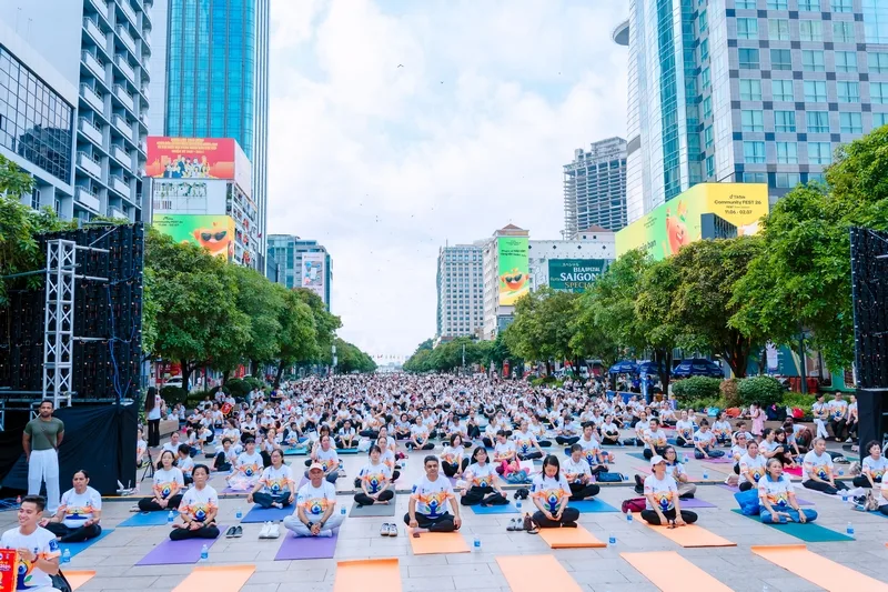 Hơn 2.000 người tham dự Ngày Quốc tế Yoga 2026 tại phố đi bộ Nguyễn Huệ trong chương trình do Sài Gòn Light Event vận hành.