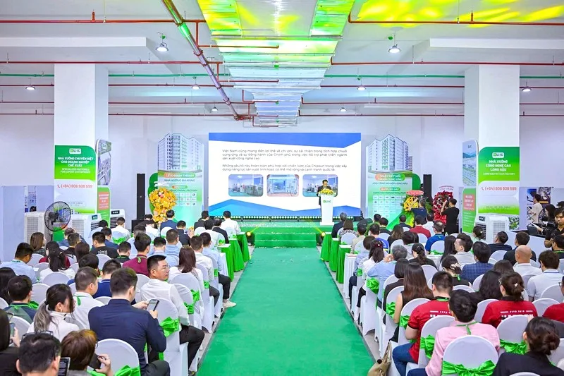 Khách mời tham dự lễ khánh thành doanh nghiệp trong không gian hội trường được bố trí chỉn chu.