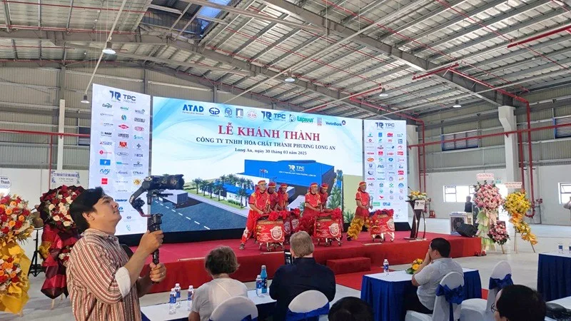 Khách mời tham dự lễ khánh thành nhà máy và theo dõi chương trình tại khu vực sân khấu chính.