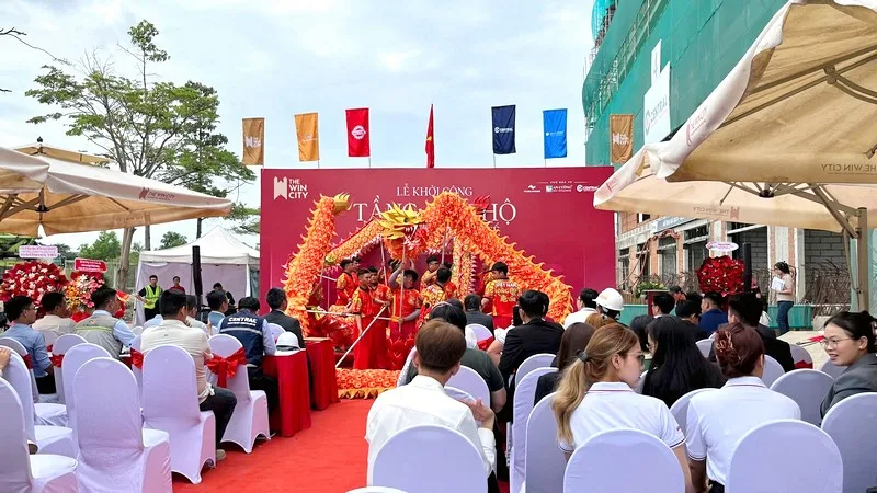Khách mời tham dự lễ khởi công dự án trong không gian ngoài trời được bố trí chỉn chu.