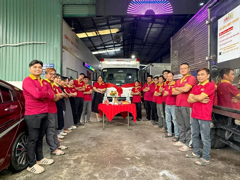 Tập thể nhân sự Sài Gòn Light Event tại kho thiết bị riêng ở TP.HCM.