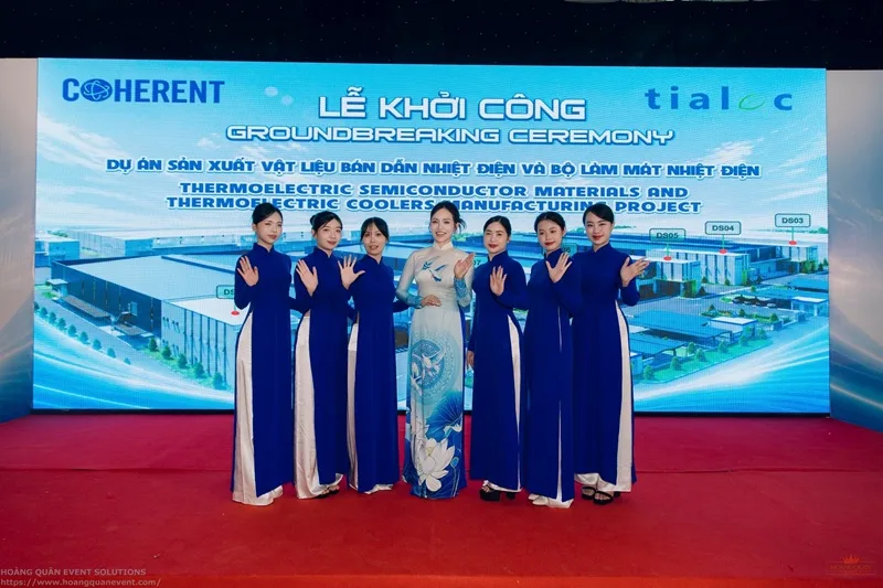 Nhân sự lễ tân tại lễ khởi công dự án sản xuất vật liệu bán dẫn nhiệt điện và bộ làm mát.