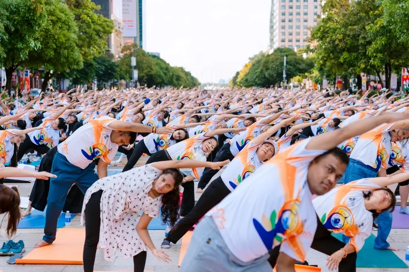 Không gian đồng diễn Yoga 2026 tại phố đi bộ Nguyễn Huệ với hơn 2.000 người tham dự trong chương trình cộng đồng ngoài trời.