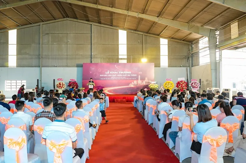 Không gian hội nghị trong lễ khai trương nhà máy được bố trí phù hợp với phần phát biểu và đón khách.