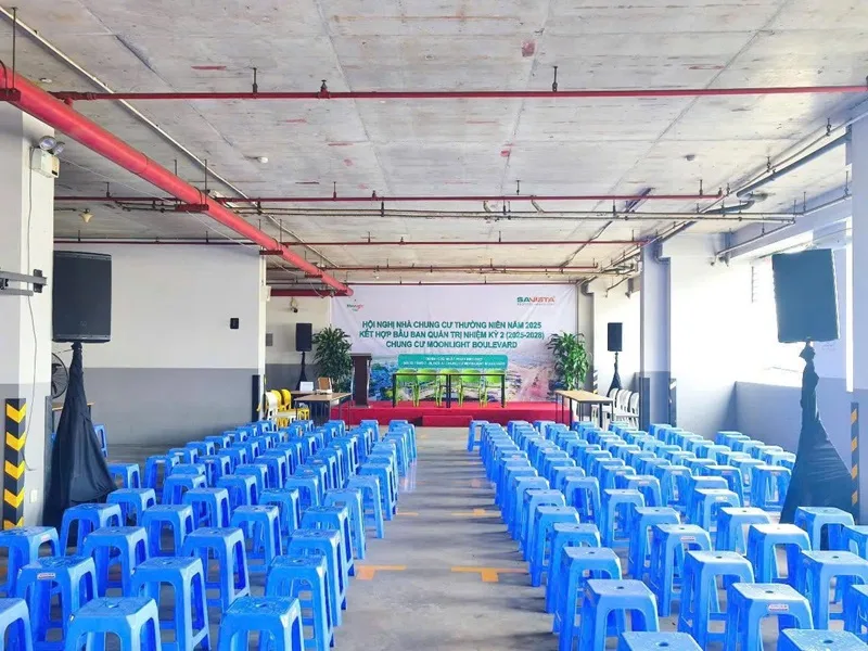 Không gian hội thảo doanh nghiệp với hàng ghế khách mời hướng về sân khấu chính.