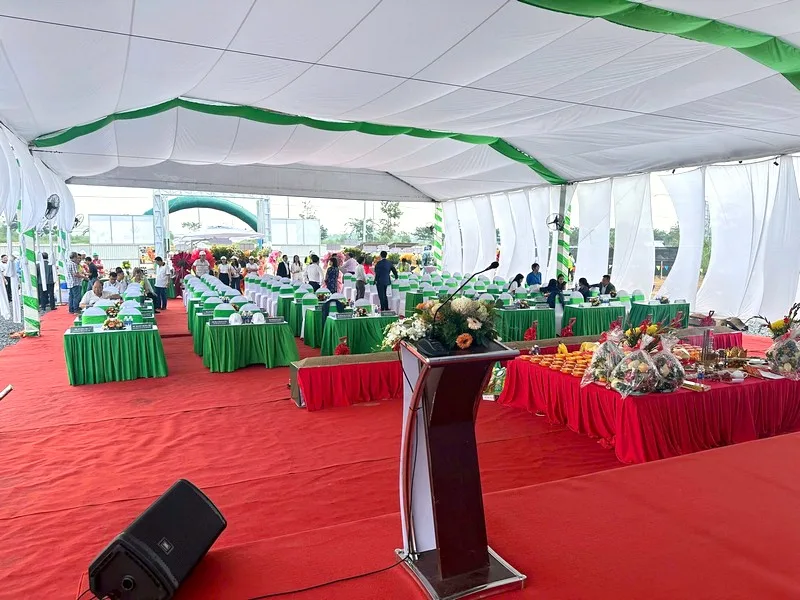 Không gian khách mời lễ khởi công dưới nhà bạt được bố trí phù hợp với quy mô chương trình.