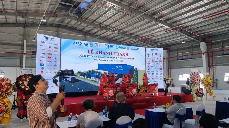 Đội lân biểu diễn trên sân khấu Lễ khánh thành Nhà máy Thành Phương trước khách mời.